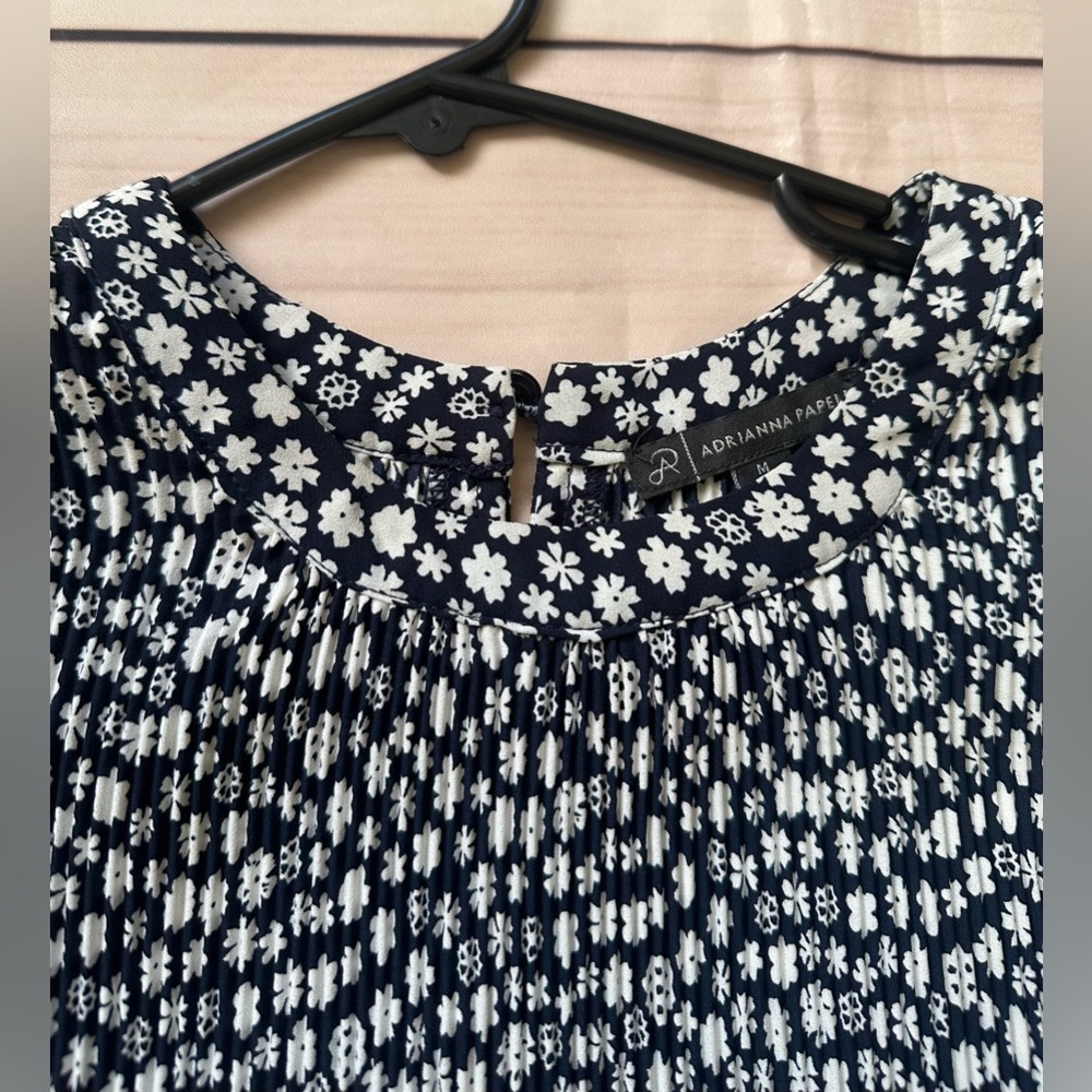 Adrianna Papell Navy/Ivory Round Neck Floral
Pleated Sleeveless Blouse Medium - Picture 5 of 11